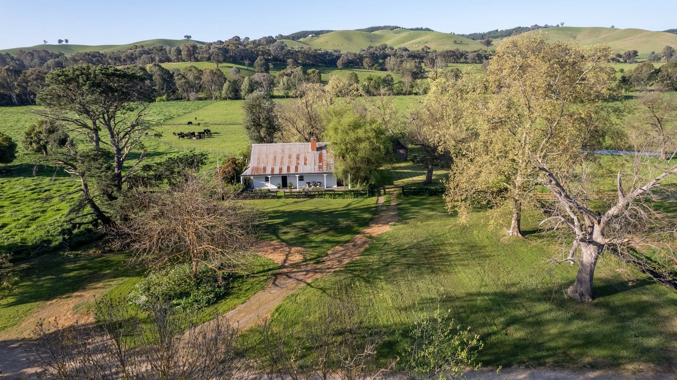 Dunmore Farm - Luxury Farm Stay Accommodation in Molyullah, VIC